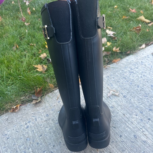 black RAIN BOOTS 🖤 size 7 women WATERPROOF - Picture 3 of 5